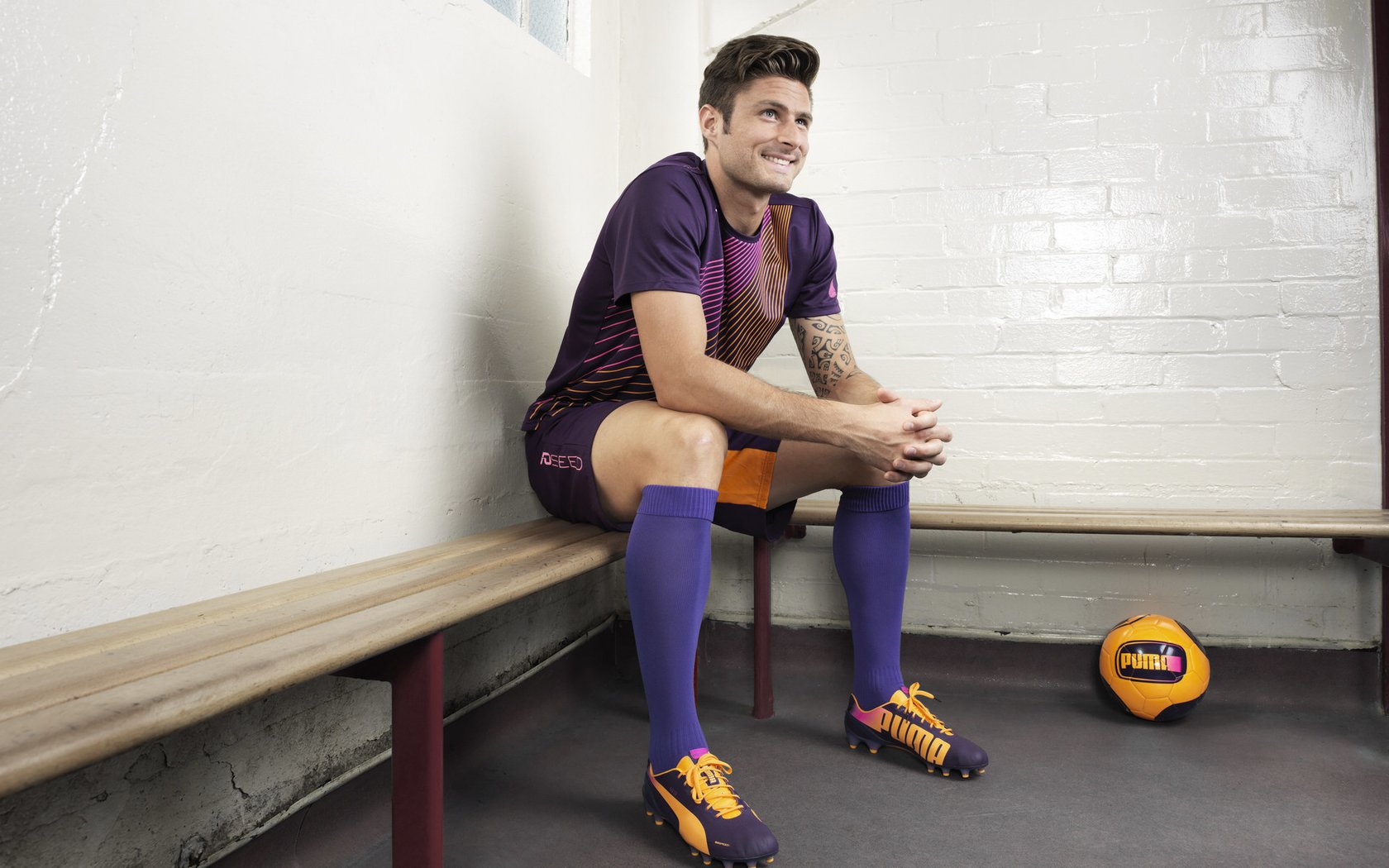 以足球为主题的数字艺术展在多个城市举办，彰显科技魅力，足球艺术品